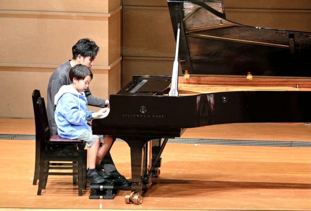 鶴川ピアノ教室、お父さんとの連弾、ポプリホールにて発表会